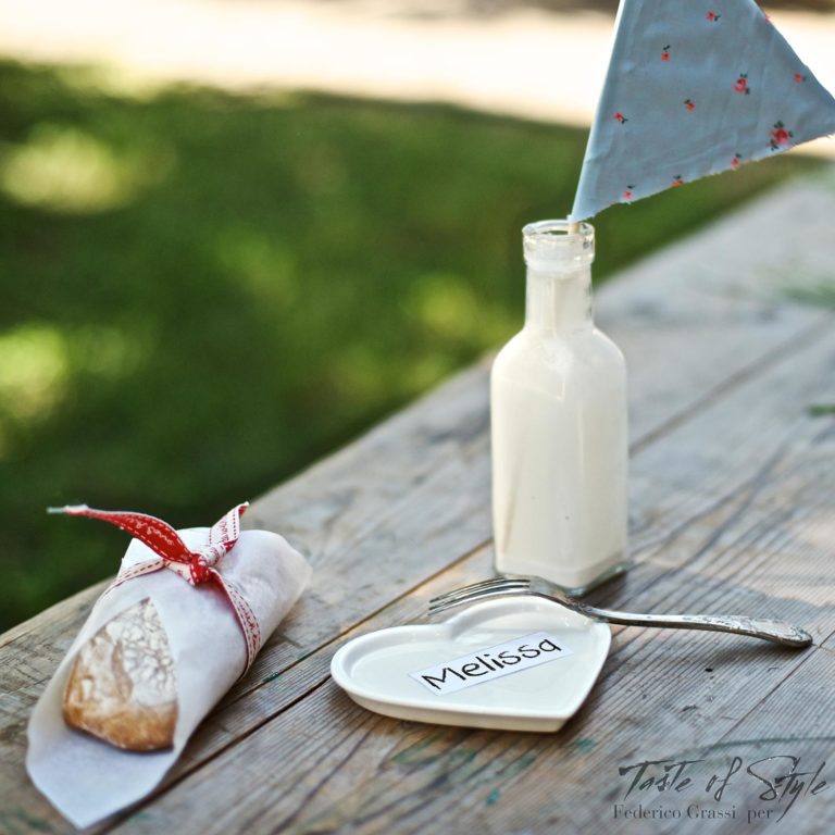 Una colazione sbarazzina con un piattino a forma di cuore (Tintacorda www.tintacorda.it) una bottiglietta di latte con una bandierina handmade e un panino francese avvolta nella velina. Una colazione al volo e via.