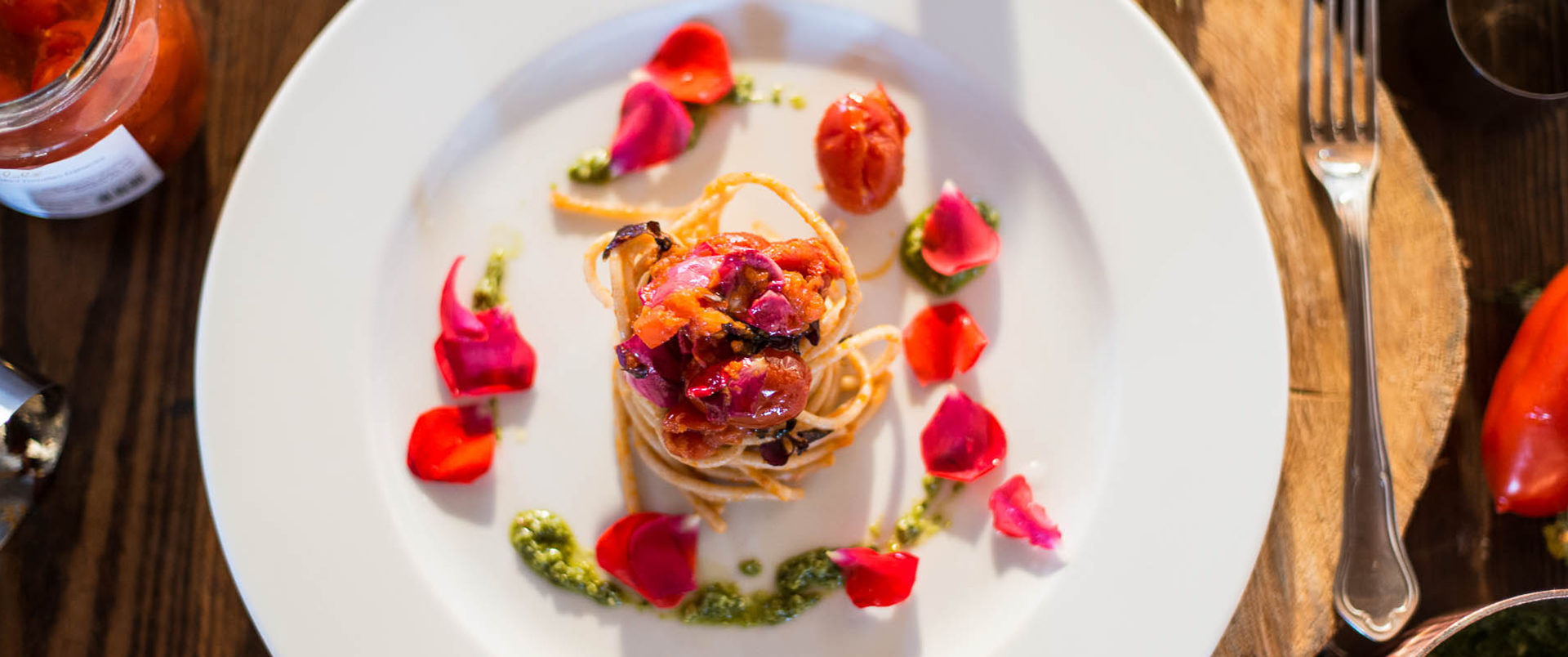Spaghettoni ai petali di rosa