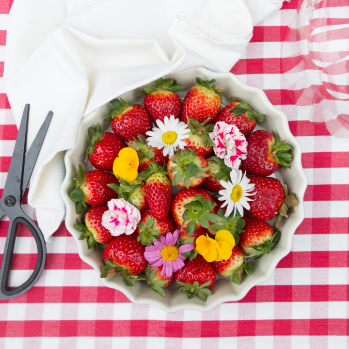 Crostata alle fragole senza uova per ricordarsi di scegliersi ogni giorno