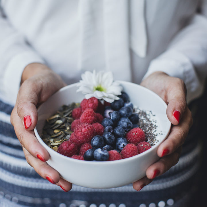Yogurt fatto in casa con KitchenAid con semi di zucca e frutti di bosco