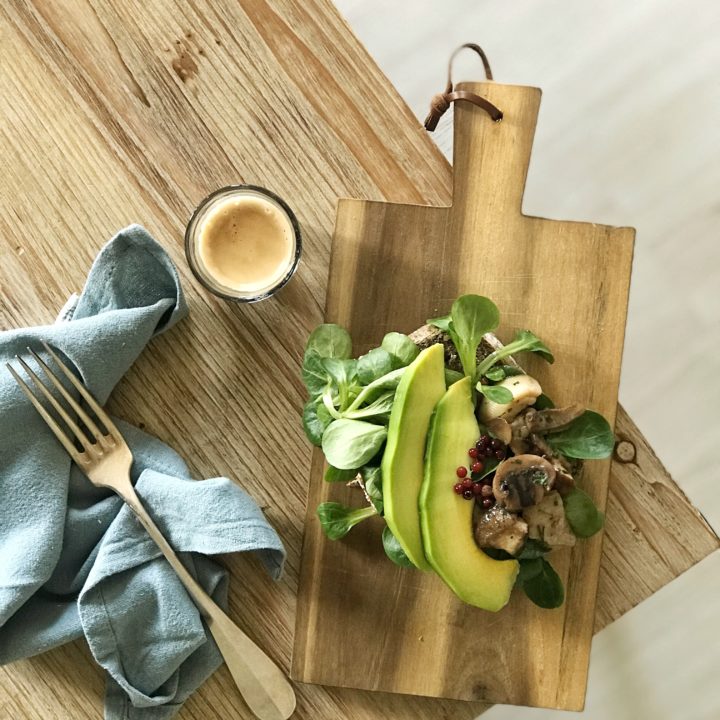 Brunch con un avocado toast ai funghi
