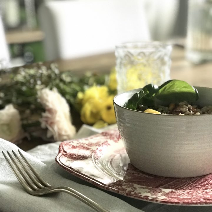 Di piatti spaiati e contorni di verdure colorati