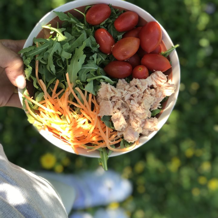 Estate e voglia d’insalata a bordo piscina