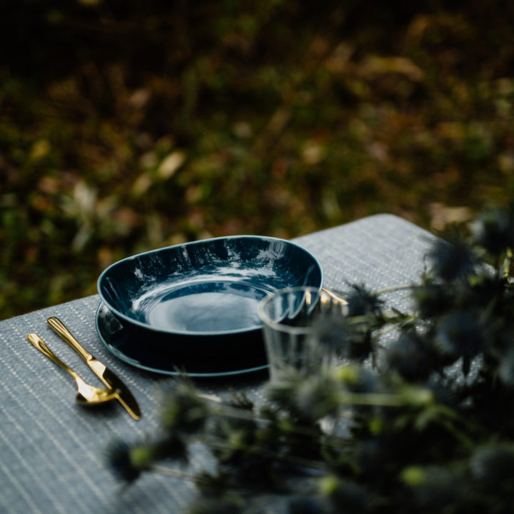 Blu notte: una tavola in palette immersa nella natura