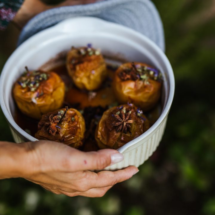 Mele cotte al forno con anice stellato e fiori di malva essiccati