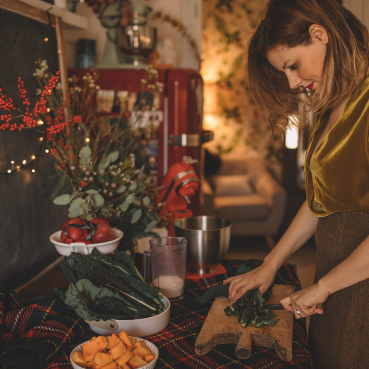 In cucina in abito da sera: focaccia di zucca, cavolo nero e stracciatella