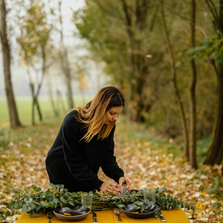 La tavola d’autunno ocra e testa di moro