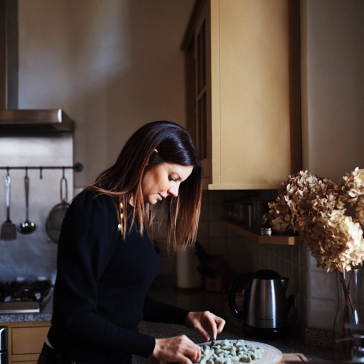 Gnocchi con pisellini  freschi e pomodoro al coltello